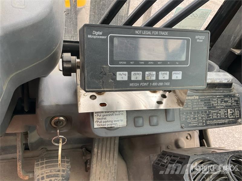 Komatsu FG25T-16 4650 lb Pneumatic Tire Forklift Muut haarukkatrukit