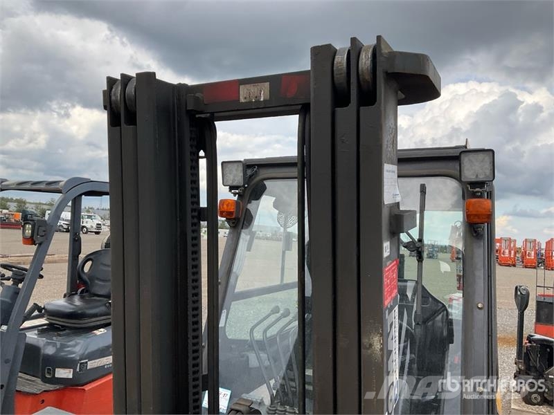 Komatsu FG25T-16 4650 lb Pneumatic Tire Forklift Muut haarukkatrukit