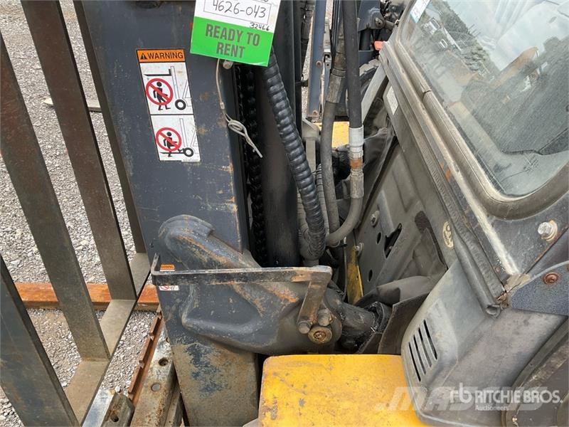 Komatsu FG25T-16 4650 lb Pneumatic Tire Forklift Muut haarukkatrukit
