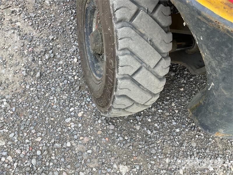 Komatsu FG25T-16 4650 lb Pneumatic Tire Forklift Muut haarukkatrukit