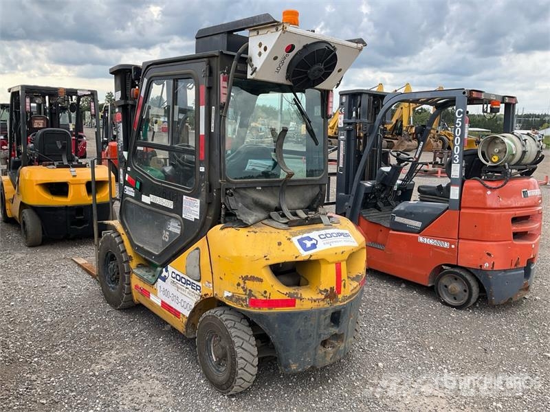 Komatsu FG25T-16 4650 lb Pneumatic Tire Forklift Muut haarukkatrukit