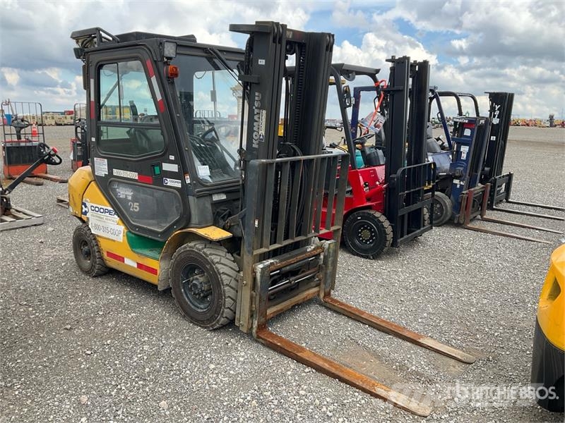 Komatsu FG25T-16 4650 lb Pneumatic Tire Forklift Muut haarukkatrukit