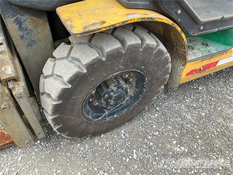 Komatsu FG25T-16 4650 lb Pneumatic Tire Forklift Muut haarukkatrukit