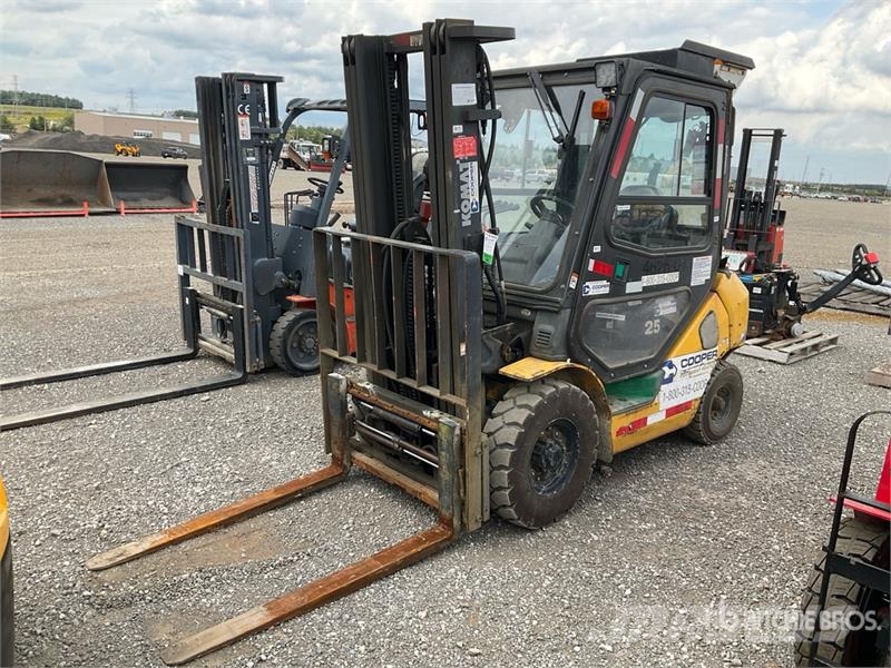 Komatsu FG25T-16 4650 lb Pneumatic Tire Forklift Muut haarukkatrukit