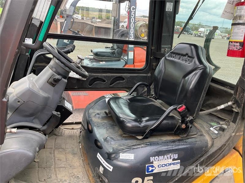 Komatsu FG25T-16 4650 lb Pneumatic Tire Forklift Muut haarukkatrukit