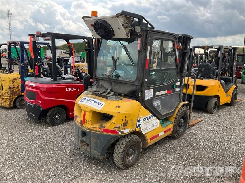 Komatsu FG25T-16 4650 lb Pneumatic Tire Forklift Muut haarukkatrukit