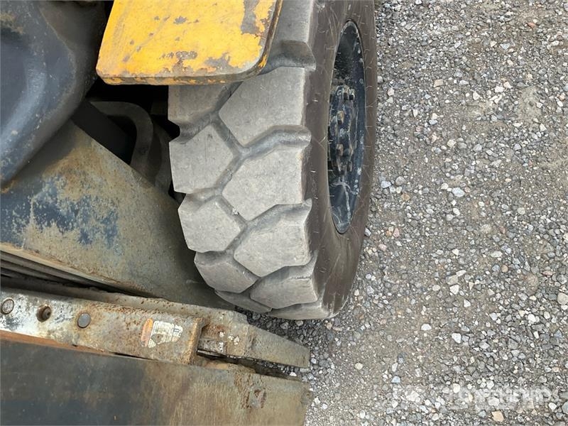 Komatsu FG25T-16 4650 lb Pneumatic Tire Forklift Muut haarukkatrukit