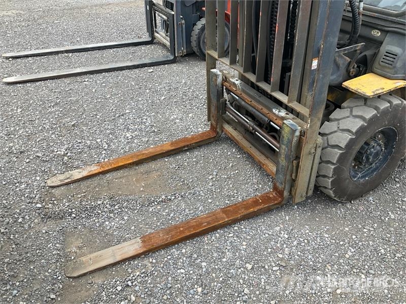 Komatsu FG25T-16 4650 lb Pneumatic Tire Forklift Muut haarukkatrukit