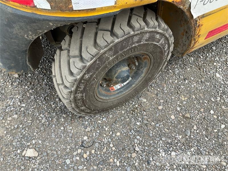 Komatsu FG25T-16 4650 lb Pneumatic Tire Forklift Muut haarukkatrukit