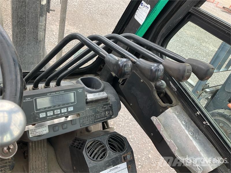 Komatsu FG25T-16 4650 lb Pneumatic Tire Forklift Muut haarukkatrukit