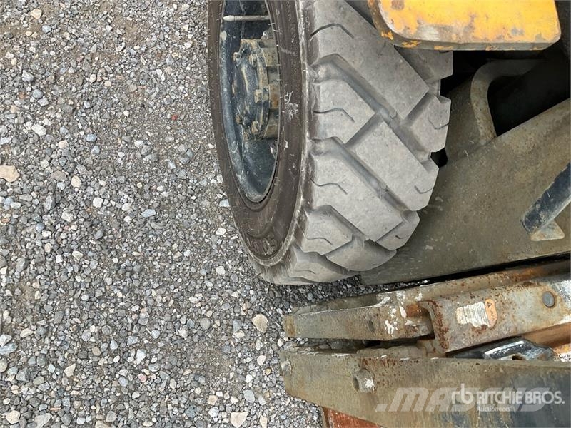 Komatsu FG25T-16 4650 lb Pneumatic Tire Forklift Muut haarukkatrukit