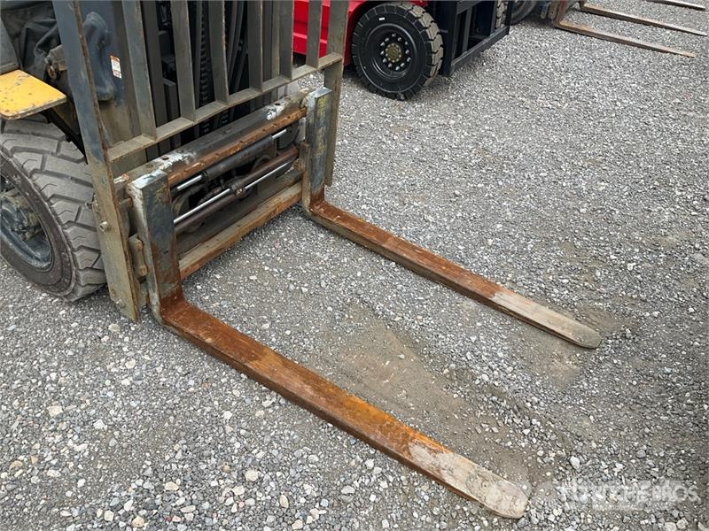 Komatsu FG25T-16 4650 lb Pneumatic Tire Forklift Muut haarukkatrukit