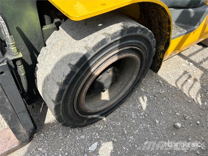 Komatsu FG30HT-16 4700 lb Pneumatic Tire Forklift Muut haarukkatrukit
