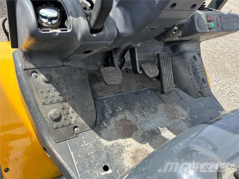 Komatsu FG30HT-16 4700 lb Pneumatic Tire Forklift Muut haarukkatrukit