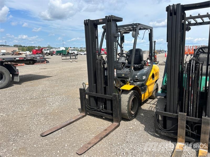 Komatsu FG30HT-16 4700 lb Pneumatic Tire Forklift Muut haarukkatrukit