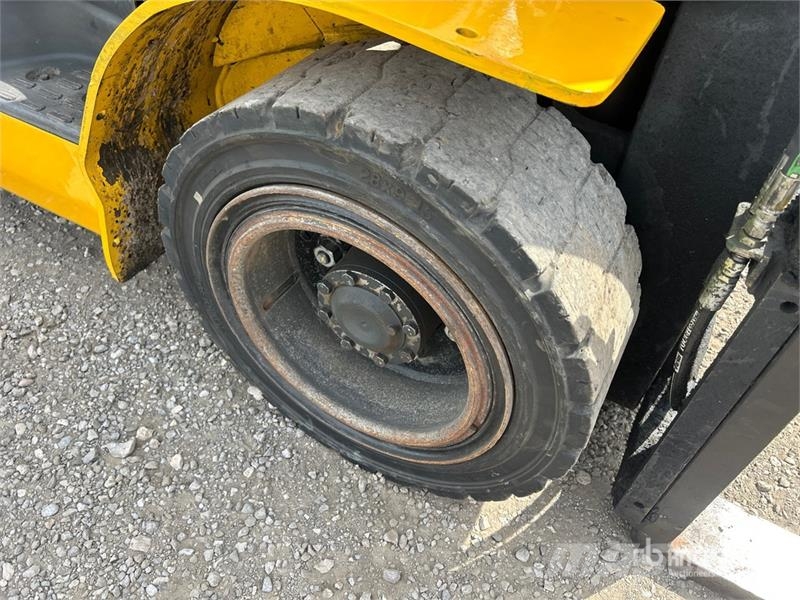 Komatsu FG30HT-16 4700 lb Pneumatic Tire Forklift Muut haarukkatrukit