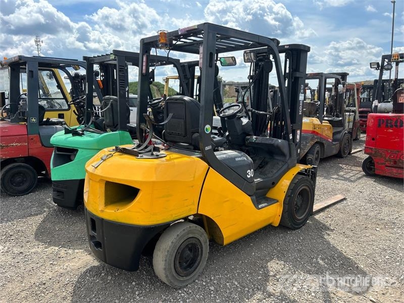 Komatsu FG30HT-16 4700 lb Pneumatic Tire Forklift Muut haarukkatrukit