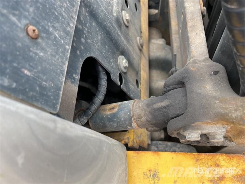 Komatsu FG30HT-16 5550 lb Pneumatic Tire Forklift Otras carretillas elevadoras