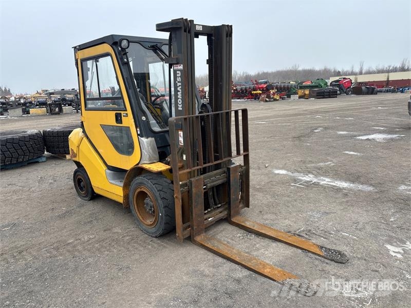 Komatsu FG30HT-16 5550 lb Pneumatic Tire Forklift Otras carretillas elevadoras