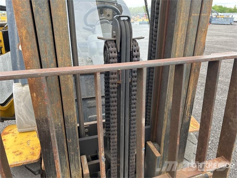 Komatsu FG30HT-16 5550 lb Pneumatic Tire Forklift Otras carretillas elevadoras