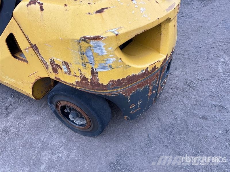 Komatsu FG30HT-16 5550 lb Pneumatic Tire Forklift Otras carretillas elevadoras