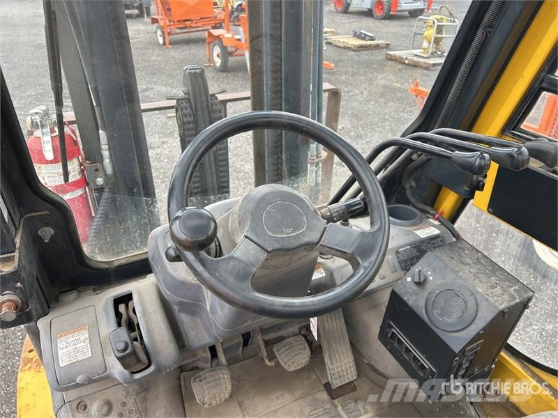 Komatsu FG30HT-16 5550 lb Pneumatic Tire Forklift Otras carretillas elevadoras
