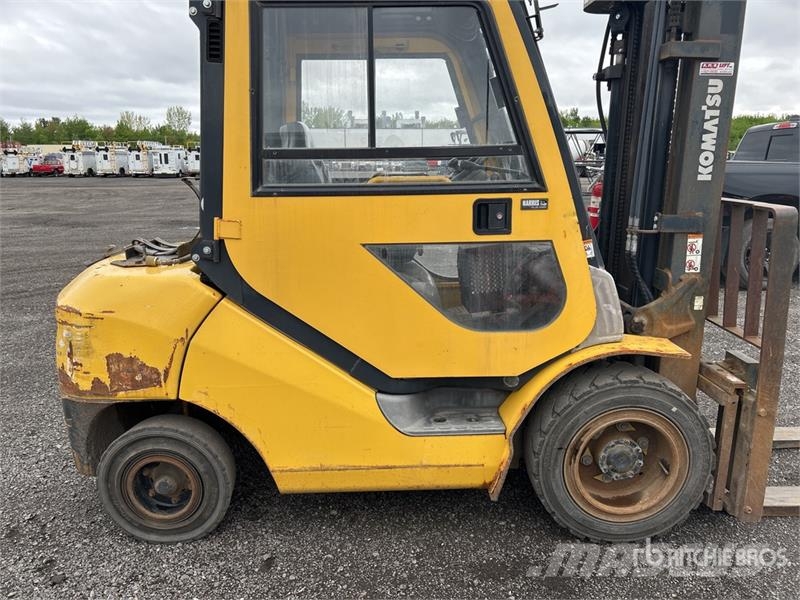 Komatsu FG30HT-16 5550 lb Pneumatic Tire Forklift Otras carretillas elevadoras