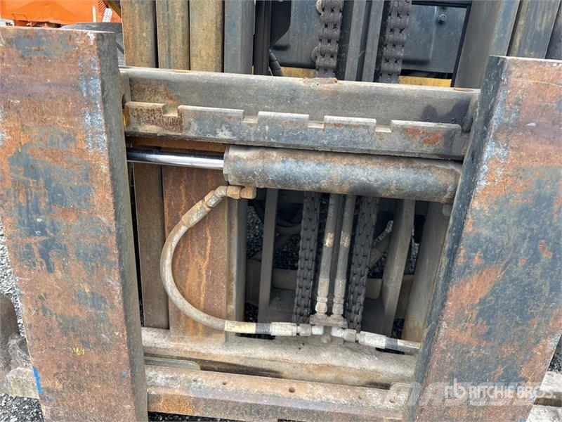 Komatsu FG30HT-16 5550 lb Pneumatic Tire Forklift Otras carretillas elevadoras