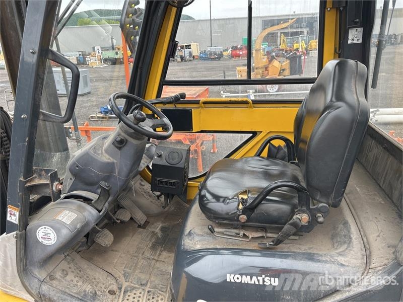 Komatsu FG30HT-16 5550 lb Pneumatic Tire Forklift Otras carretillas elevadoras