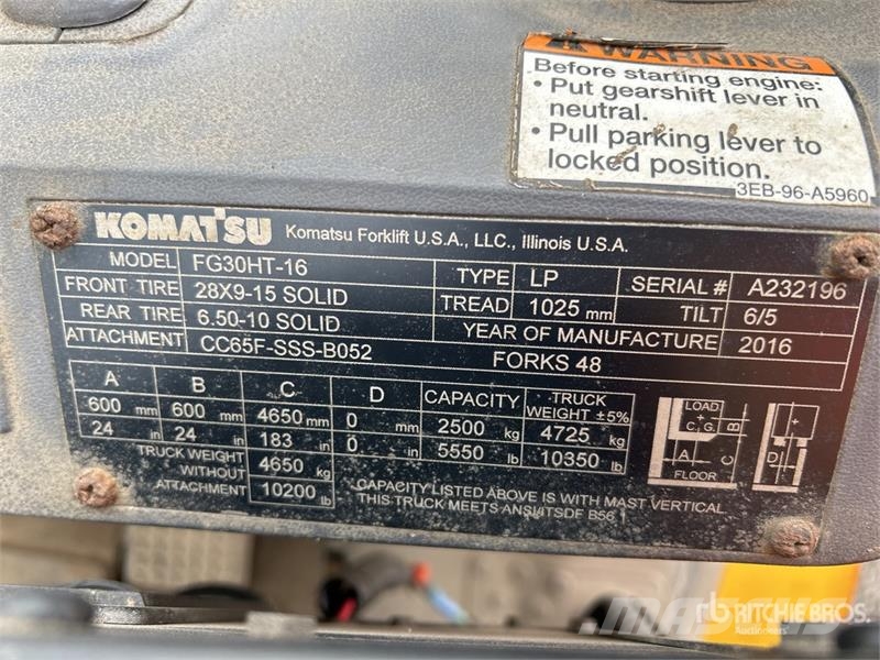 Komatsu FG30HT-16 5550 lb Pneumatic Tire Forklift Otras carretillas elevadoras