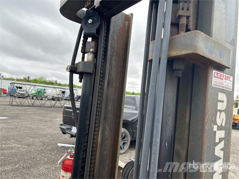 Komatsu FG30HT-16 5550 lb Pneumatic Tire Forklift Otras carretillas elevadoras