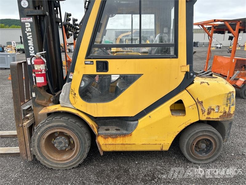 Komatsu FG30HT-16 5550 lb Pneumatic Tire Forklift Otras carretillas elevadoras