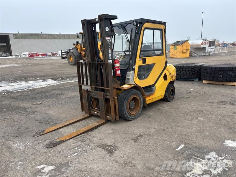 Komatsu FG30HT-16 5550 lb Pneumatic Tire Forklift Otras carretillas elevadoras