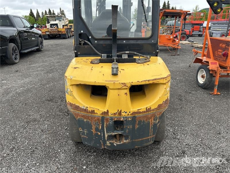 Komatsu FG30HT-16 5550 lb Pneumatic Tire Forklift Otras carretillas elevadoras