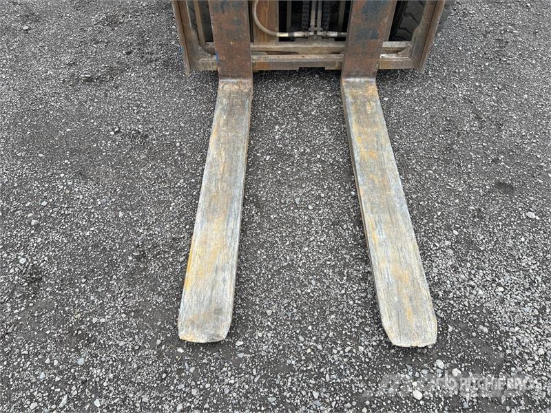 Komatsu FG30HT-16 5550 lb Pneumatic Tire Forklift Otras carretillas elevadoras