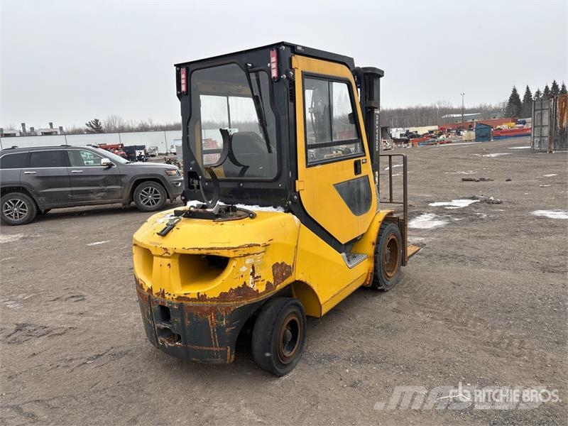 Komatsu FG30HT-16 5550 lb Pneumatic Tire Forklift Otras carretillas elevadoras