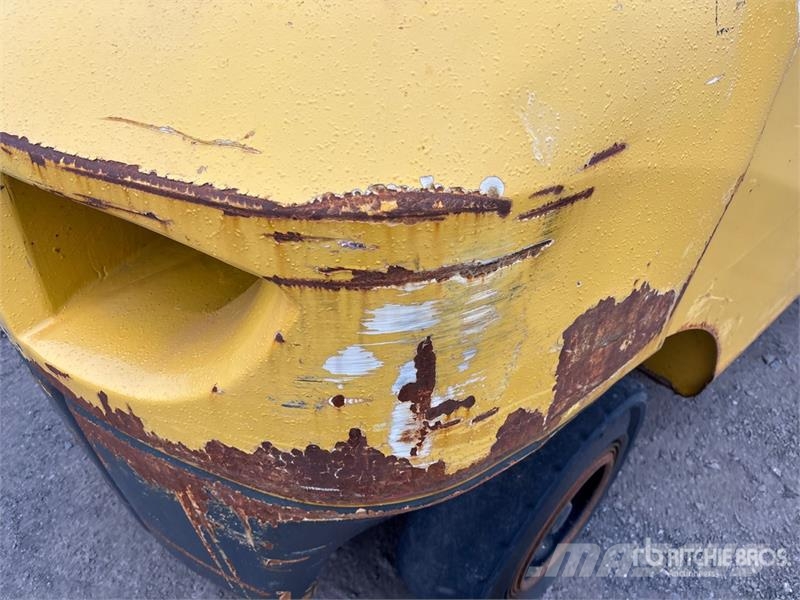 Komatsu FG30HT-16 5550 lb Pneumatic Tire Forklift Otras carretillas elevadoras