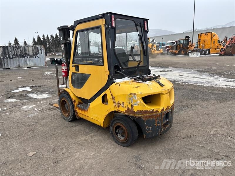 Komatsu FG30HT-16 5550 lb Pneumatic Tire Forklift Otras carretillas elevadoras