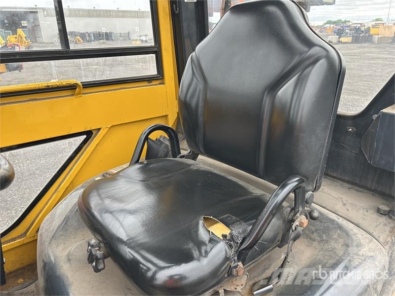 Komatsu FG30HT-16 5550 lb Pneumatic Tire Forklift Otras carretillas elevadoras