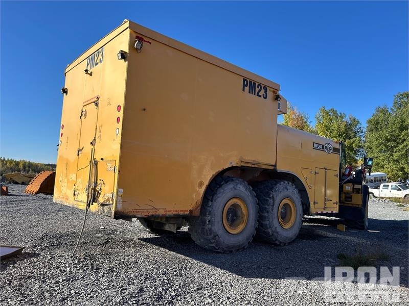 Komatsu HM400-2 Fuel and Lube Truck (Inoperable) Вантажівки-цистерни