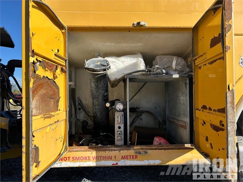 Komatsu HM400-2 Fuel and Lube Truck (Inoperable) Вантажівки-цистерни