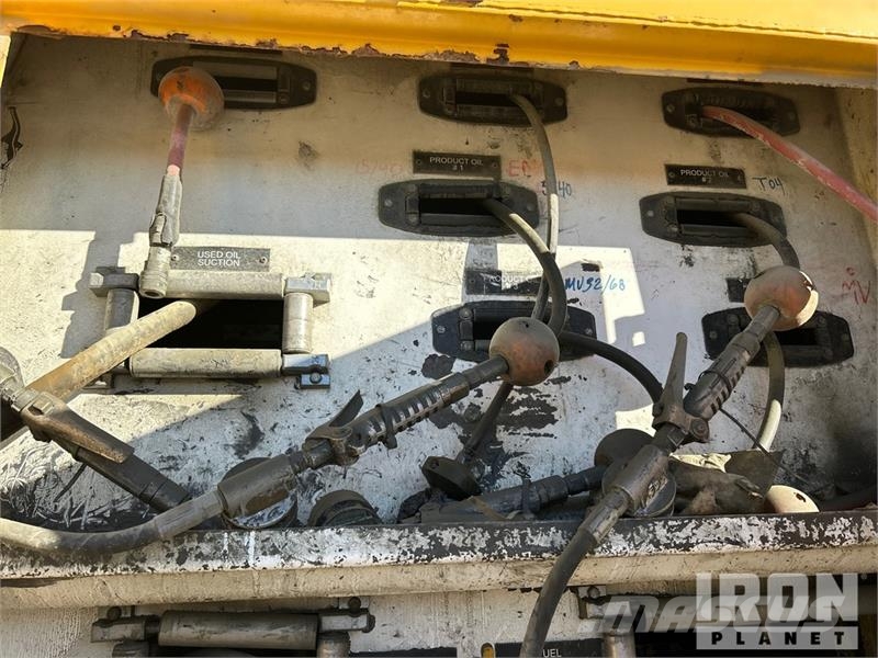 Komatsu HM400-2 Fuel and Lube Truck (Inoperable) Вантажівки-цистерни