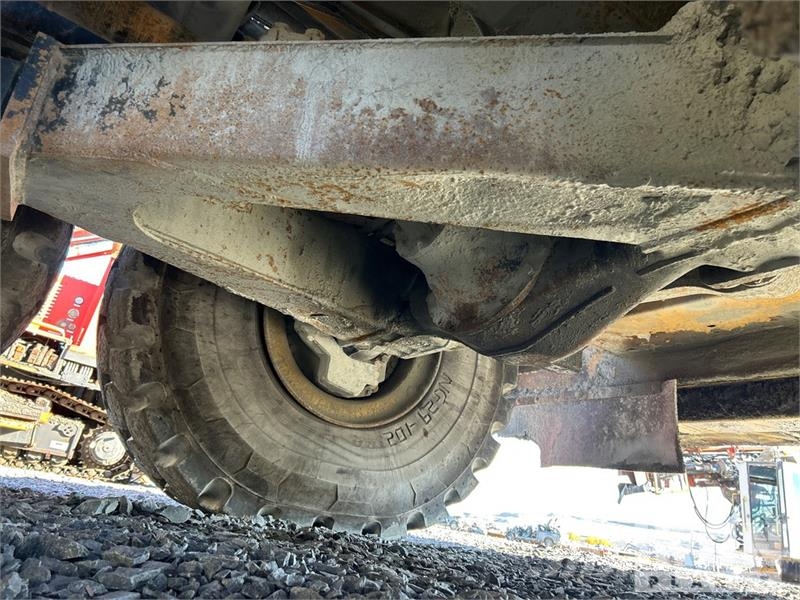 Komatsu HM400-2 Fuel and Lube Truck (Inoperable) Вантажівки-цистерни