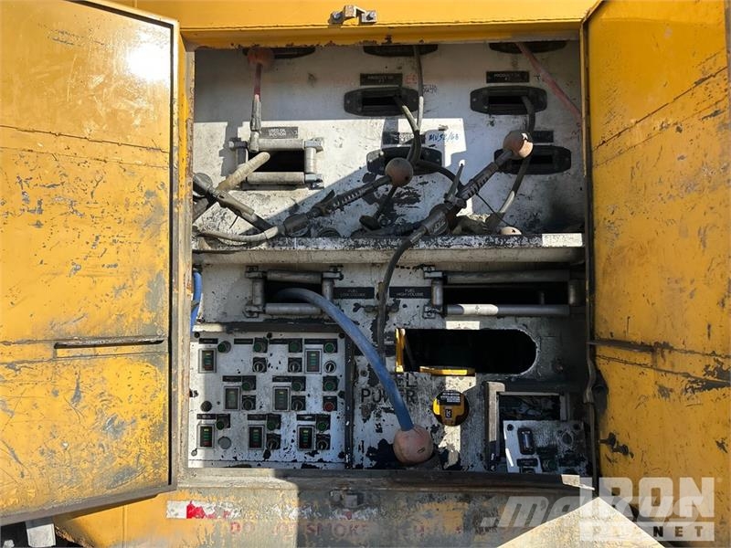 Komatsu HM400-2 Fuel and Lube Truck (Inoperable) Вантажівки-цистерни