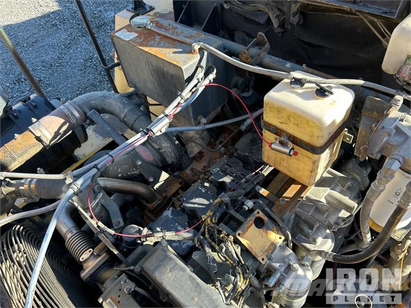 Komatsu HM400-2 Fuel and Lube Truck (Inoperable) Вантажівки-цистерни