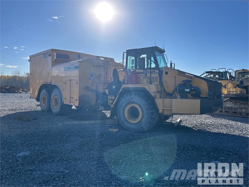 Komatsu HM400-2 Fuel and Lube Truck (Inoperable) Вантажівки-цистерни