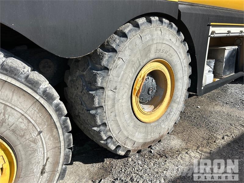 Komatsu HM400-2 Fuel Truck (Inoperable) Вантажівки-цистерни