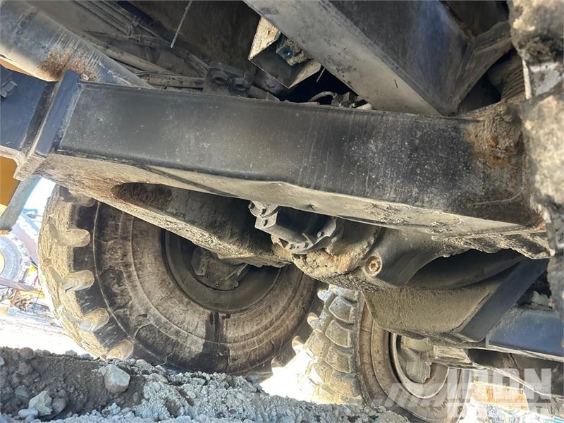 Komatsu HM400-2 Fuel Truck (Inoperable) Вантажівки-цистерни