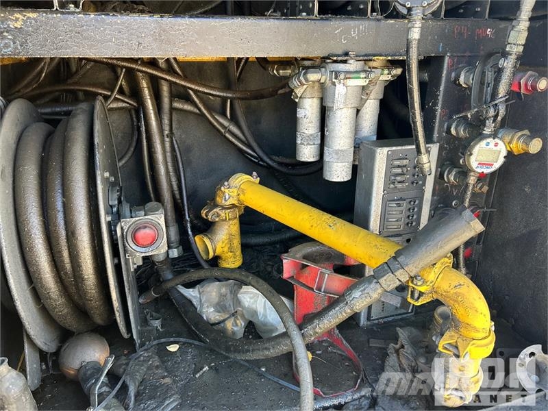 Komatsu HM400-2 Fuel Truck (Inoperable) Вантажівки-цистерни