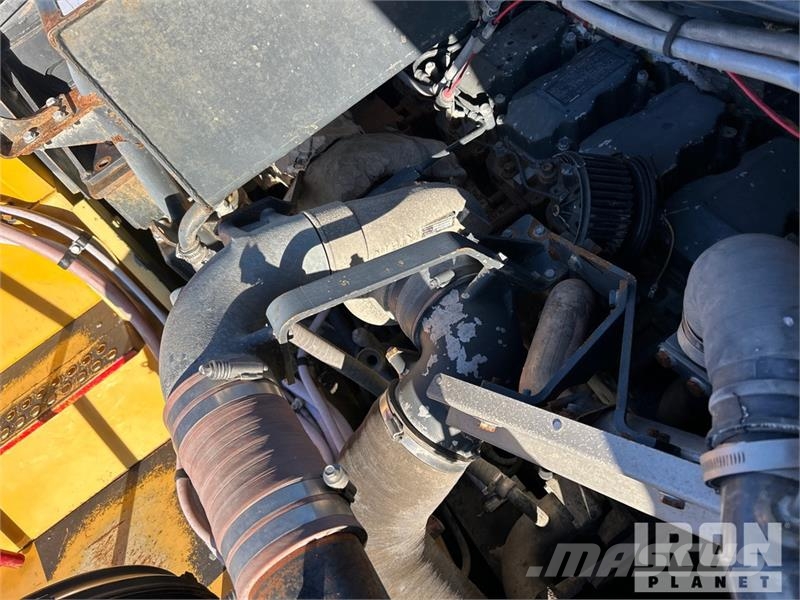 Komatsu HM400-2 Fuel Truck (Inoperable) Вантажівки-цистерни